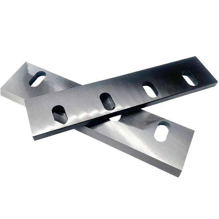 Thick wall pipe crusher knives processing continuous HDPE and PVC pipe scrap